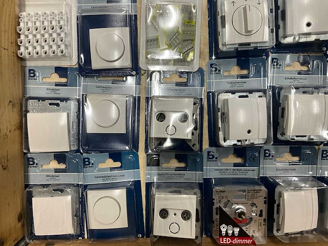 Berker partij divers schakelmaterieel (88x) - afbeelding 7 van  11
