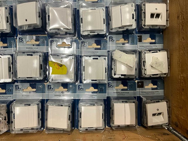 Berker partij divers schakelmaterieel (88x) - afbeelding 8 van  11
