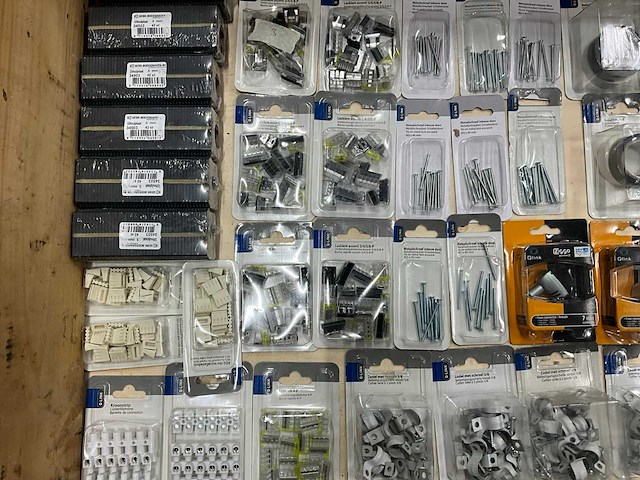 Berker partij divers schakelmaterieel (88x) - afbeelding 11 van  11