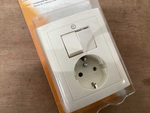 Berker s1 combinatie met randaarde (37x) - afbeelding 5 van  5