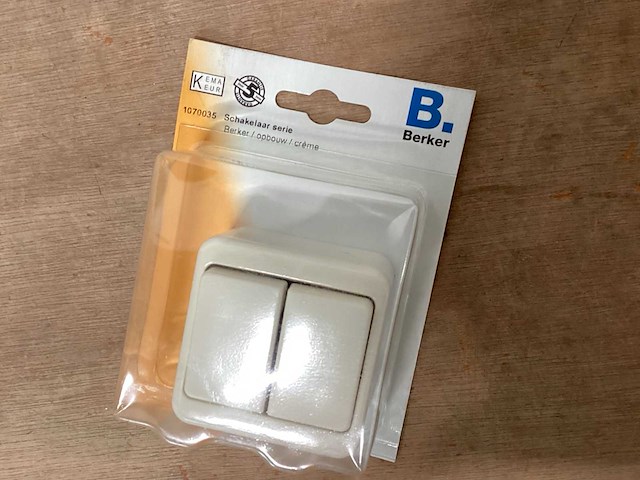 Berker schakelaar opbouw, dubbele serieschakelaar (39x) - afbeelding 2 van  4