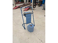 Berner rolhouder met papier - afbeelding 1 van  2