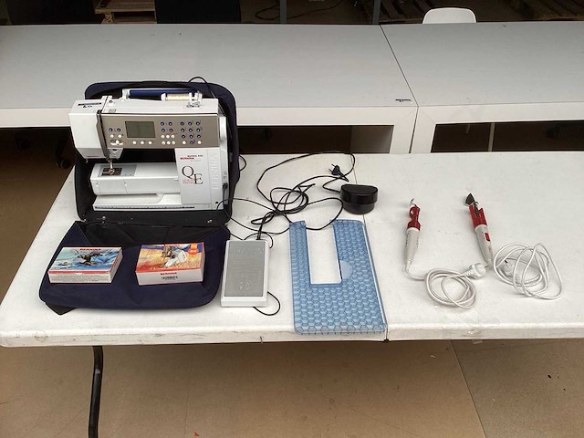 Bernina aurora 440 qe naaimachine (quilters edition) incl. tas, bsr en 2 mini-strijkijzers - afbeelding 1 van  7