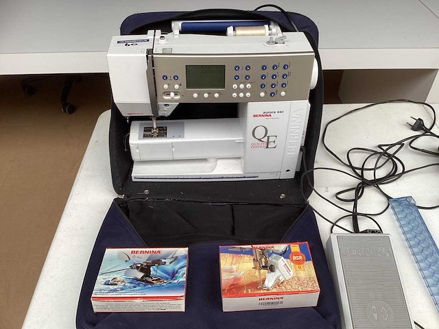 Bernina aurora 440 qe naaimachine (quilters edition) incl. tas, bsr en 2 mini-strijkijzers - afbeelding 2 van  7