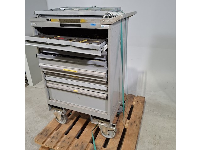 Beschadigde gereedschapswagen met inhoud, lista - afbeelding 2 van  10