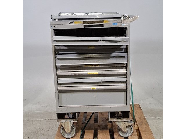 Beschadigde gereedschapswagen met inhoud, lista - afbeelding 1 van  10