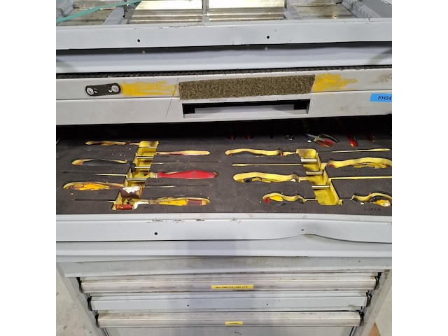 Beschadigde gereedschapswagen met inhoud, lista - afbeelding 3 van  10