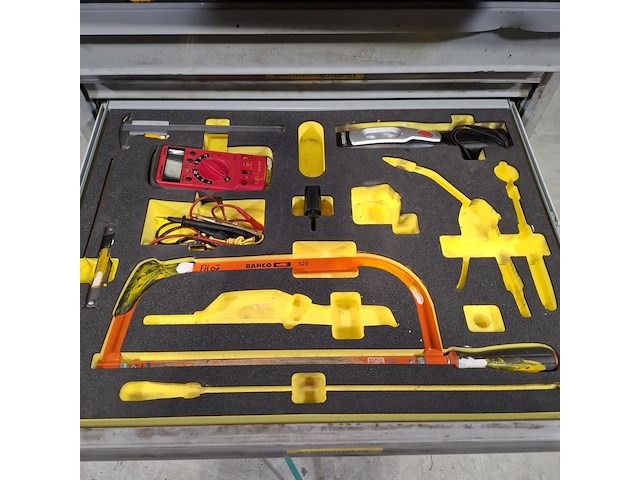 Beschadigde gereedschapswagen met inhoud, lista - afbeelding 4 van  10