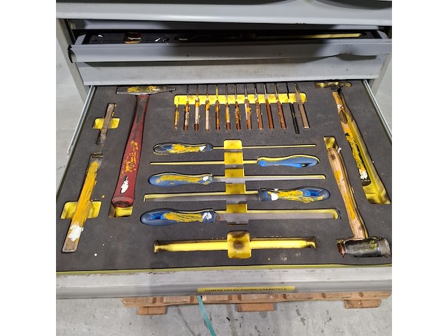 Beschadigde gereedschapswagen met inhoud, lista - afbeelding 5 van  10