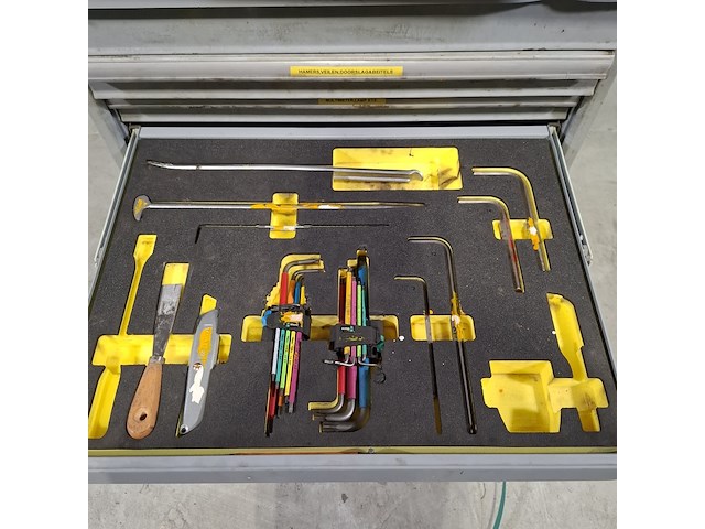 Beschadigde gereedschapswagen met inhoud, lista - afbeelding 6 van  10