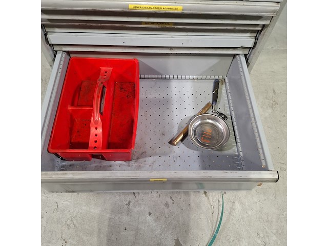 Beschadigde gereedschapswagen met inhoud, lista - afbeelding 7 van  10