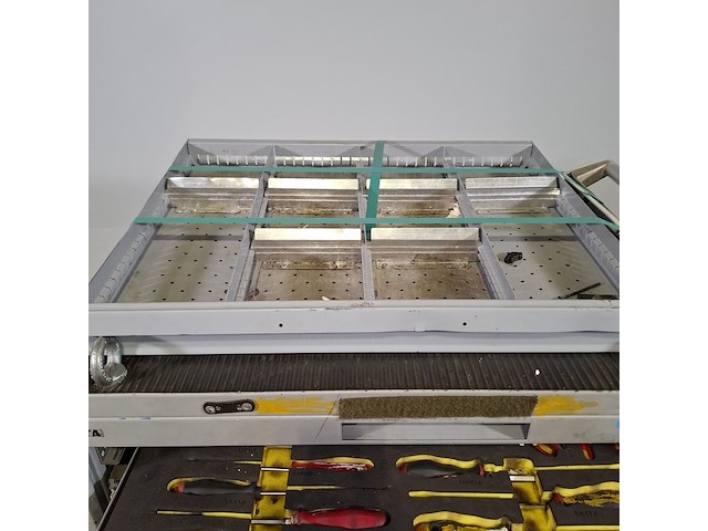 Beschadigde gereedschapswagen met inhoud, lista - afbeelding 8 van  10