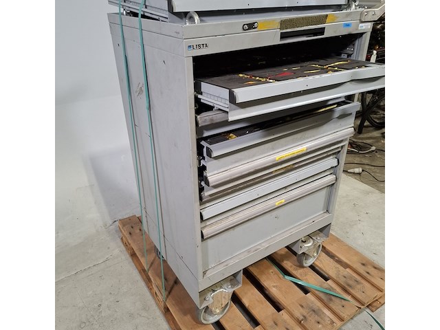 Beschadigde gereedschapswagen met inhoud, lista - afbeelding 9 van  10