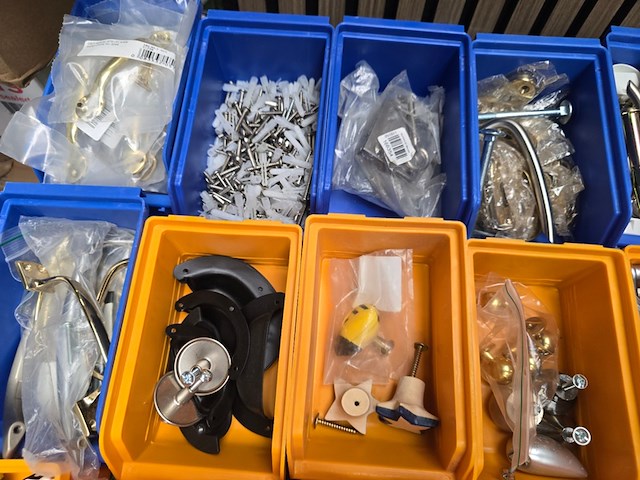 Beslag en bevestigingsmaterialen in 60 bakken mix kavel, partij - afbeelding 9 van  16