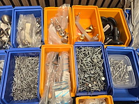Beslag en bevestigingsmaterialen in 60 bakken mix kavel, partij - afbeelding 10 van  15