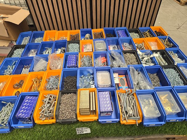 Beslag en bevestigingsmaterialen in 60 bakken mix kavel, partij - afbeelding 1 van  14
