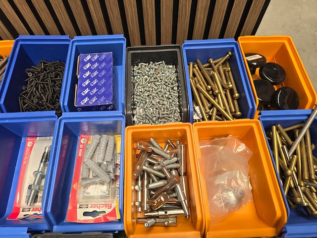 Beslag en bevestigingsmaterialen in 60 bakken mix kavel, partij - afbeelding 10 van  14