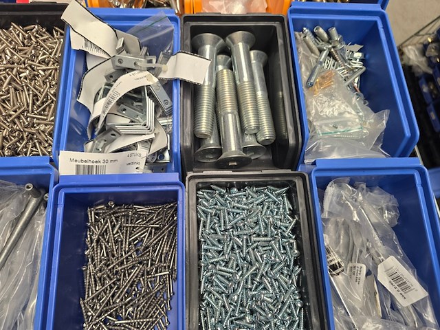 Beslag en bevestigingsmaterialen in 60 bakken mix kavel, partij - afbeelding 11 van  14
