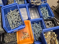 Beslag en bevestigingsmaterialen in 74 bakken en 28 bakken spijkers mix kavel, partij - afbeelding 2 van  24
