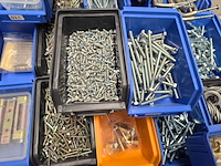 Beslag en bevestigingsmaterialen in 74 bakken en 28 bakken spijkers mix kavel, partij - afbeelding 4 van  24