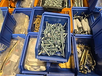 Beslag en bevestigingsmaterialen in 74 bakken en 28 bakken spijkers mix kavel, partij - afbeelding 7 van  24