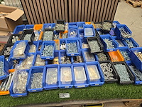 Beslag en bevestigingsmaterialen in 74 bakken en 28 bakken spijkers mix kavel, partij - afbeelding 1 van  24