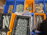 Beslag en bevestigingsmaterialen in 74 bakken en 28 bakken spijkers mix kavel, partij - afbeelding 12 van  24