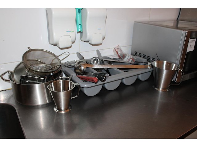 Bestekbak, emmer en pan met diverse koksgereedschappen. - afbeelding 1 van  3
