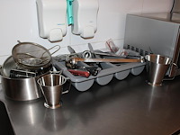 Bestekbak, emmer en pan met diverse koksgereedschappen.