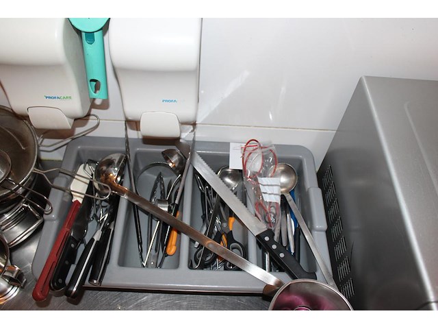 Bestekbak, emmer en pan met diverse koksgereedschappen. - afbeelding 2 van  3