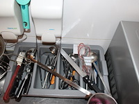 Bestekbak, emmer en pan met diverse koksgereedschappen. - afbeelding 2 van  3