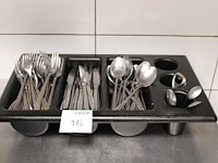 Bestekbak gevuld met messen en lepels. - afbeelding 1 van  2