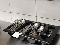Bestekbak gevuld met messen en lepels. - afbeelding 2 van  2