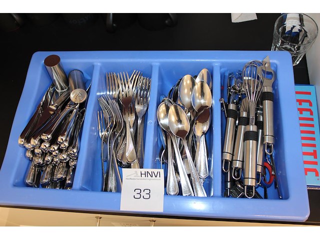 Bestekbak met bestek. - afbeelding 1 van  1