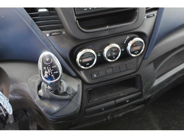 Bestelwagen iveco daily 35c14 met kenteken vhk-04-n. datum eerste toelating 26-09-2018. apk vervaldatum 02-... - afbeelding 2 van  26