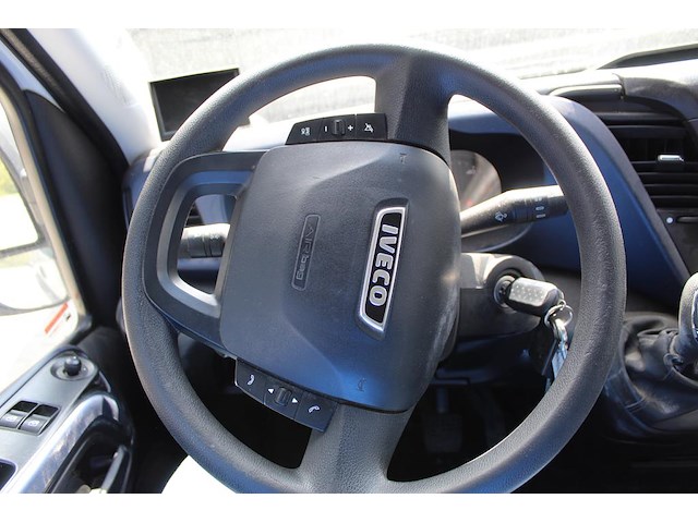 Bestelwagen iveco daily 35c14 met kenteken vhk-04-n. datum eerste toelating 26-09-2018. apk vervaldatum 02-... - afbeelding 4 van  26