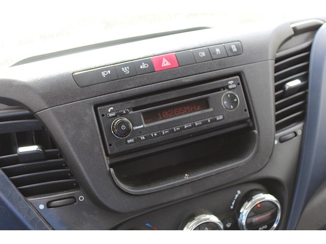 Bestelwagen iveco daily 35c14 met kenteken vhk-04-n. datum eerste toelating 26-09-2018. apk vervaldatum 02-... - afbeelding 5 van  26