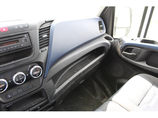 Bestelwagen iveco daily 35c14 met kenteken vhk-04-n. datum eerste toelating 26-09-2018. apk vervaldatum 02-... - afbeelding 6 van  26