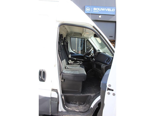 Bestelwagen iveco daily 35c14 met kenteken vhk-04-n. datum eerste toelating 26-09-2018. apk vervaldatum 02-... - afbeelding 7 van  26