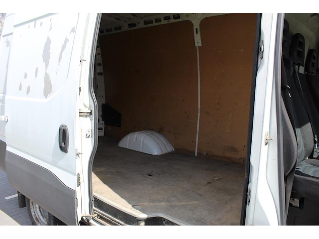 Bestelwagen iveco daily 35c14 met kenteken vhk-04-n. datum eerste toelating 26-09-2018. apk vervaldatum 02-... - afbeelding 8 van  26