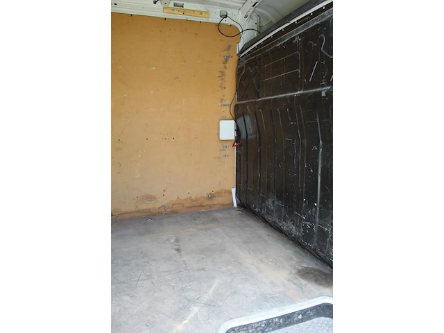 Bestelwagen iveco daily 35c14 met kenteken vhk-04-n. datum eerste toelating 26-09-2018. apk vervaldatum 02-... - afbeelding 10 van  26