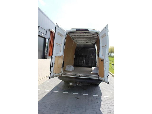 Bestelwagen iveco daily 35c14 met kenteken vhk-04-n. datum eerste toelating 26-09-2018. apk vervaldatum 02-... - afbeelding 11 van  26