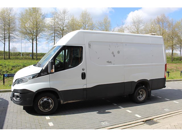 Bestelwagen iveco daily 35c14 met kenteken vhk-04-n. datum eerste toelating 26-09-2018. apk vervaldatum 02-... - afbeelding 1 van  26