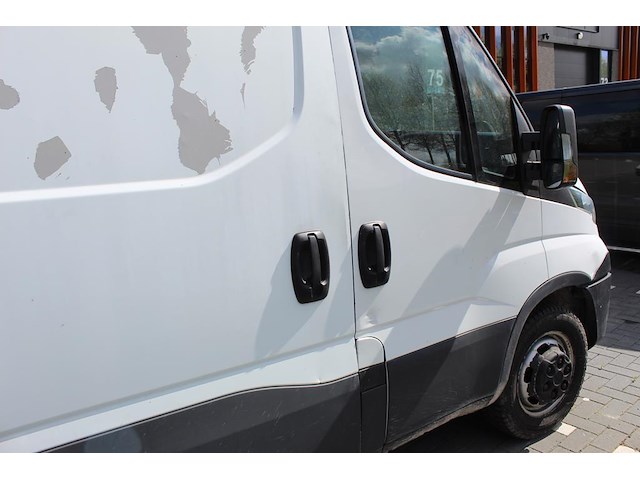 Bestelwagen iveco daily 35c14 met kenteken vhk-04-n. datum eerste toelating 26-09-2018. apk vervaldatum 02-... - afbeelding 18 van  26