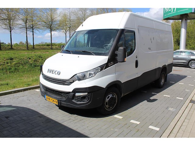 Bestelwagen iveco daily 35c14 met kenteken vhk-04-n. datum eerste toelating 26-09-2018. apk vervaldatum 02-... - afbeelding 12 van  26