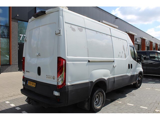 Bestelwagen iveco daily 35c14 met kenteken vhk-04-n. datum eerste toelating 26-09-2018. apk vervaldatum 02-... - afbeelding 21 van  26