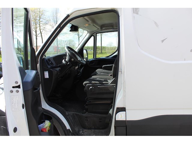 Bestelwagen iveco daily 35c14 met kenteken vhk-04-n. datum eerste toelating 26-09-2018. apk vervaldatum 02-... - afbeelding 25 van  26