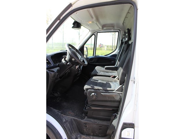 Bestelwagen iveco daily 35c14 met kenteken vhk-04-n. datum eerste toelating 26-09-2018. apk vervaldatum 02-... - afbeelding 26 van  26