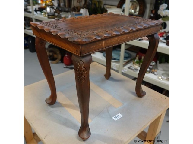 Bestoken antiek tafeltje - afbeelding 1 van  5