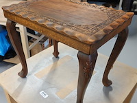 Bestoken antiek tafeltje - afbeelding 3 van  5